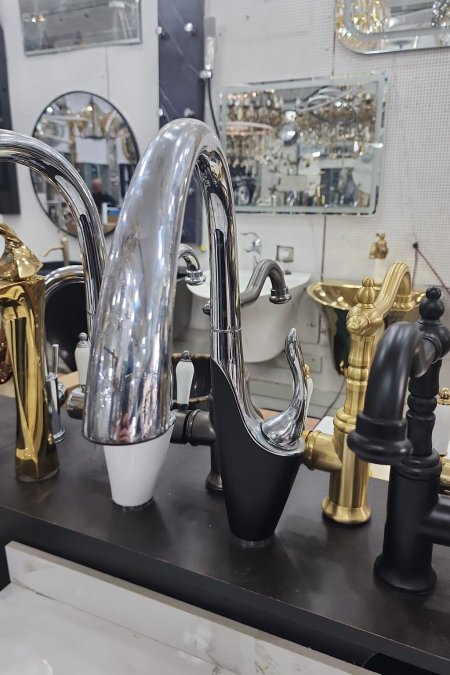 حنفية مطبخ فاخرة بلون أسود وكروم بتصميم منحوت